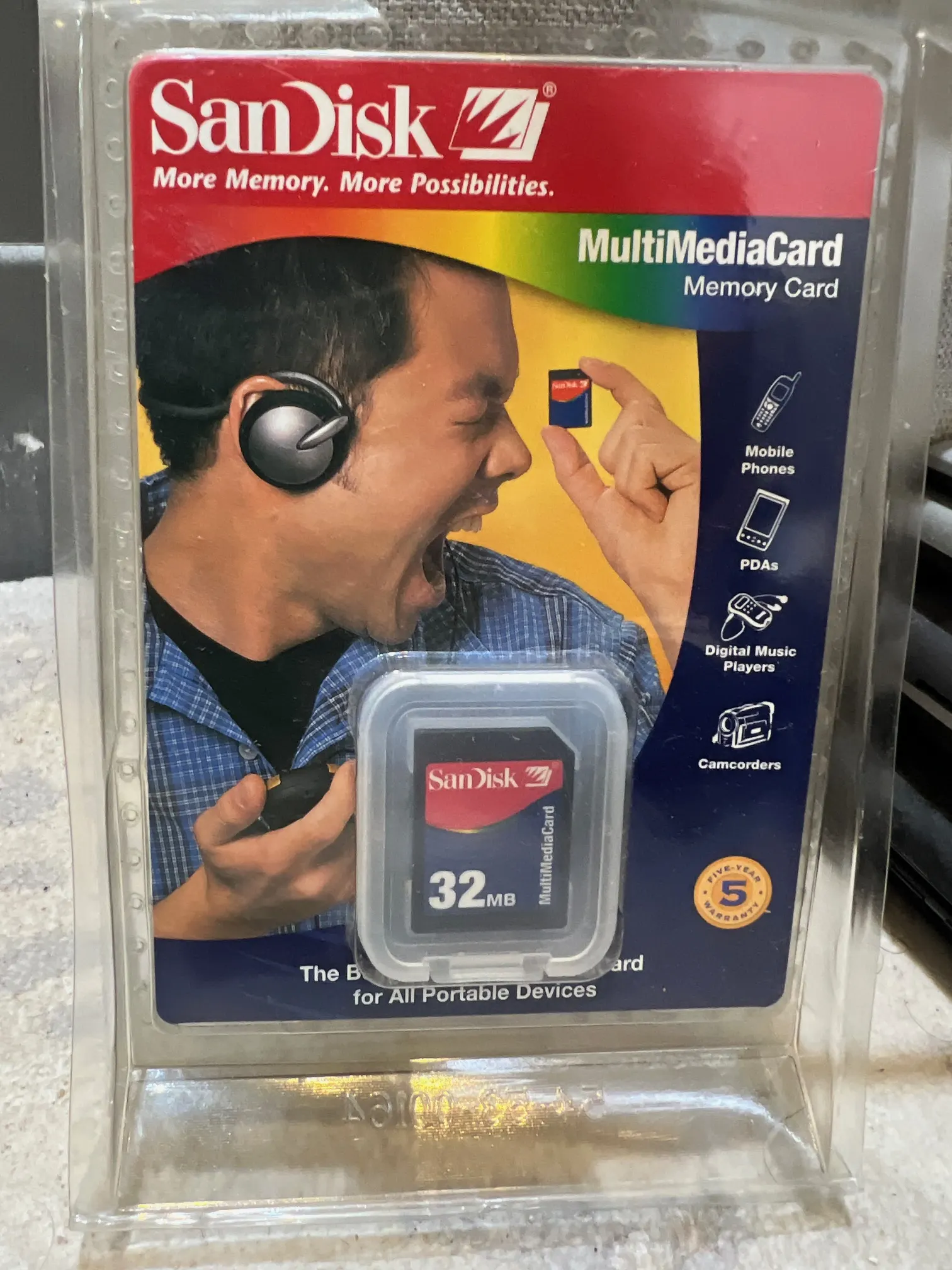 بطاقة SanDisk MultiMediaCard (MMC) بسعة 32 ميجابايت - 1997